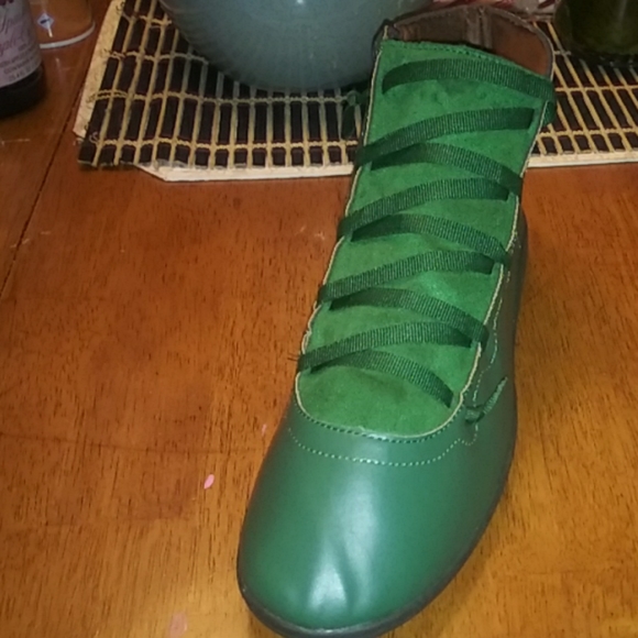 Shoes - Picture 2 of 4